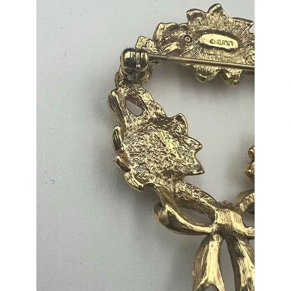 Vintage GAVIN Gold Wreath Brooch Faux Pearl Ruby Rhinestone Bow Size 1.75